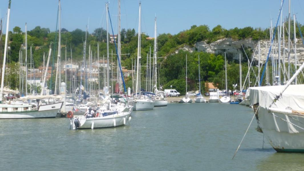 Mortagne port 2mins drive away